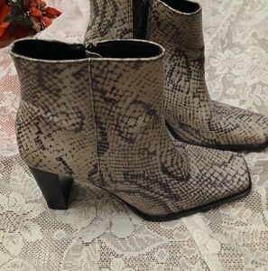 Maripe Ladies Leather 'Snakeskin' Dressy Boots Size 9M Gray